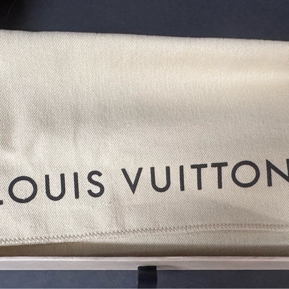 Authentic Louis Vuitton wallet. Only used a handful of times - Picture 5 of 6